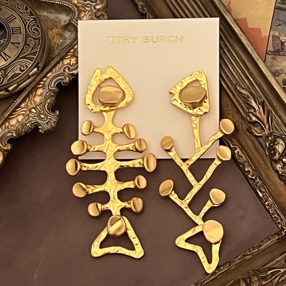 TORY BURCH • Antique Light Gold Fish Mismatched Earrings - Picture 4 of 4